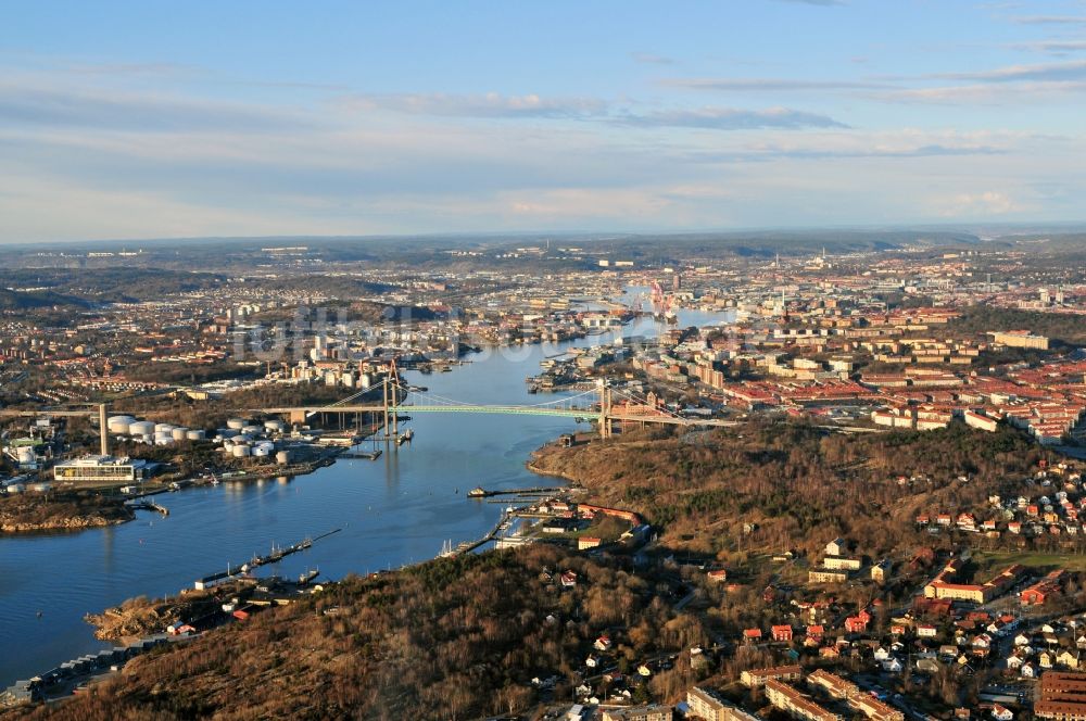 Luftaufnahme Göteborg - Stadtansicht der Innenstadt an der Älvsborgsbron - Brücke über der Göta älv in Göteborg in Schweden