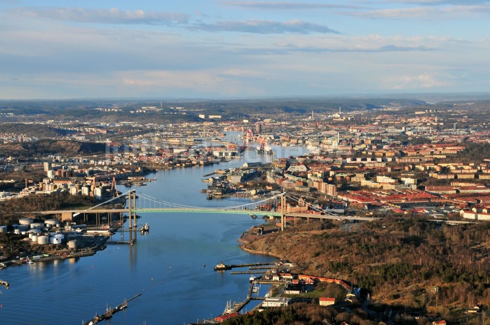Göteborg aus der Vogelperspektive: Stadtansicht der Innenstadt an der Älvsborgsbron - Brücke über der Göta älv in Göteborg in Schweden