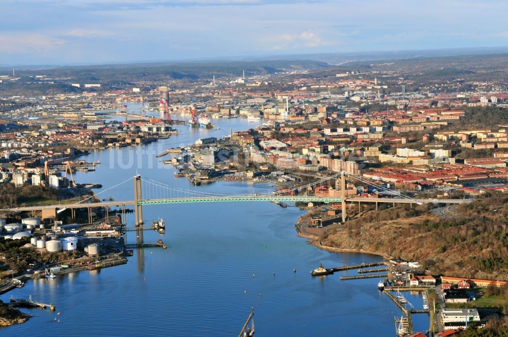 Luftaufnahme Göteborg - Stadtansicht der Innenstadt an der Älvsborgsbron - Brücke über der Göta älv in Göteborg in Schweden