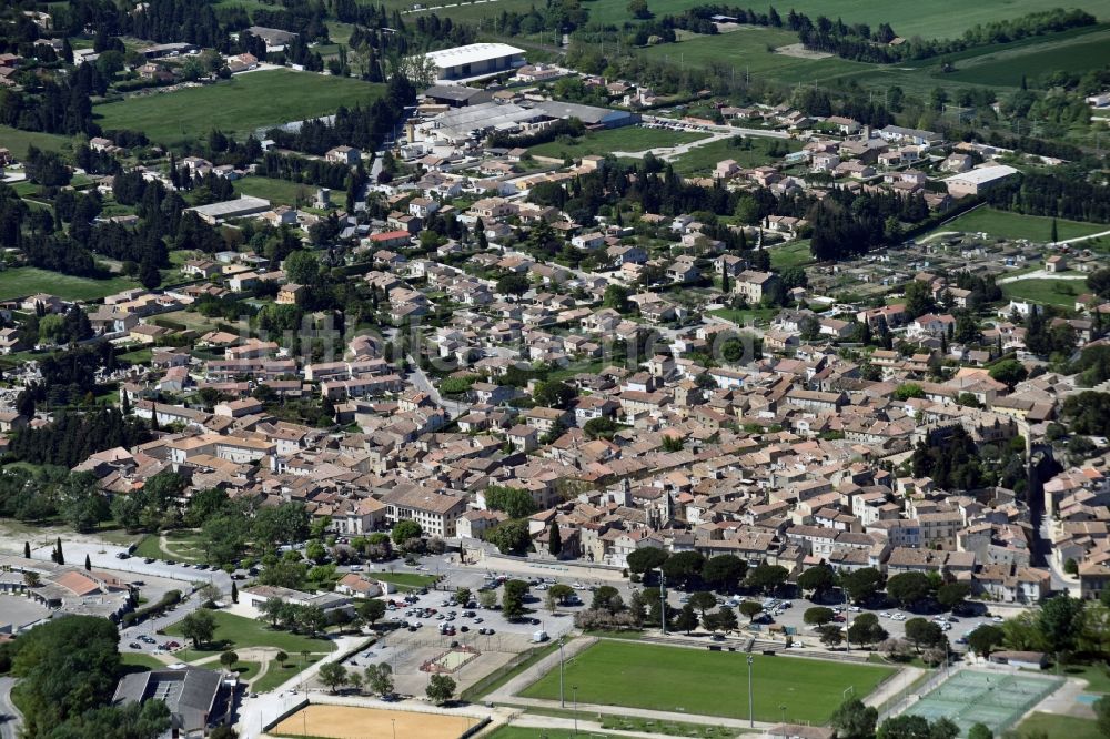 Aramon von oben - Stadtansicht vom Innenstadtbereich in Aramon in Languedoc-Roussillon Midi-Pyrenees, Frankreich