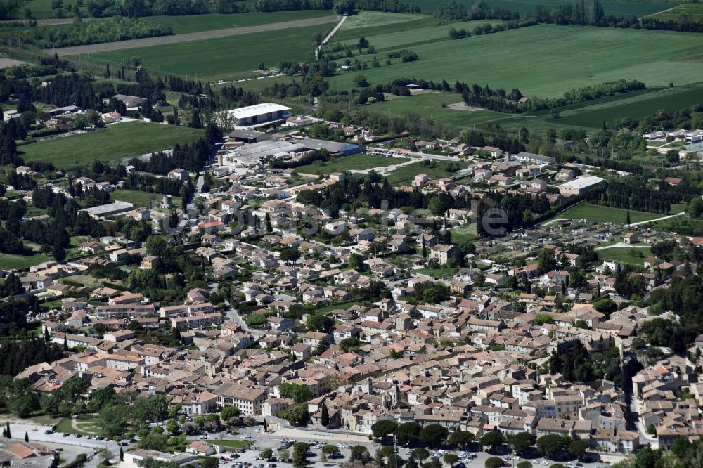 Aramon aus der Vogelperspektive: Stadtansicht vom Innenstadtbereich in Aramon in Languedoc-Roussillon Midi-Pyrenees, Frankreich