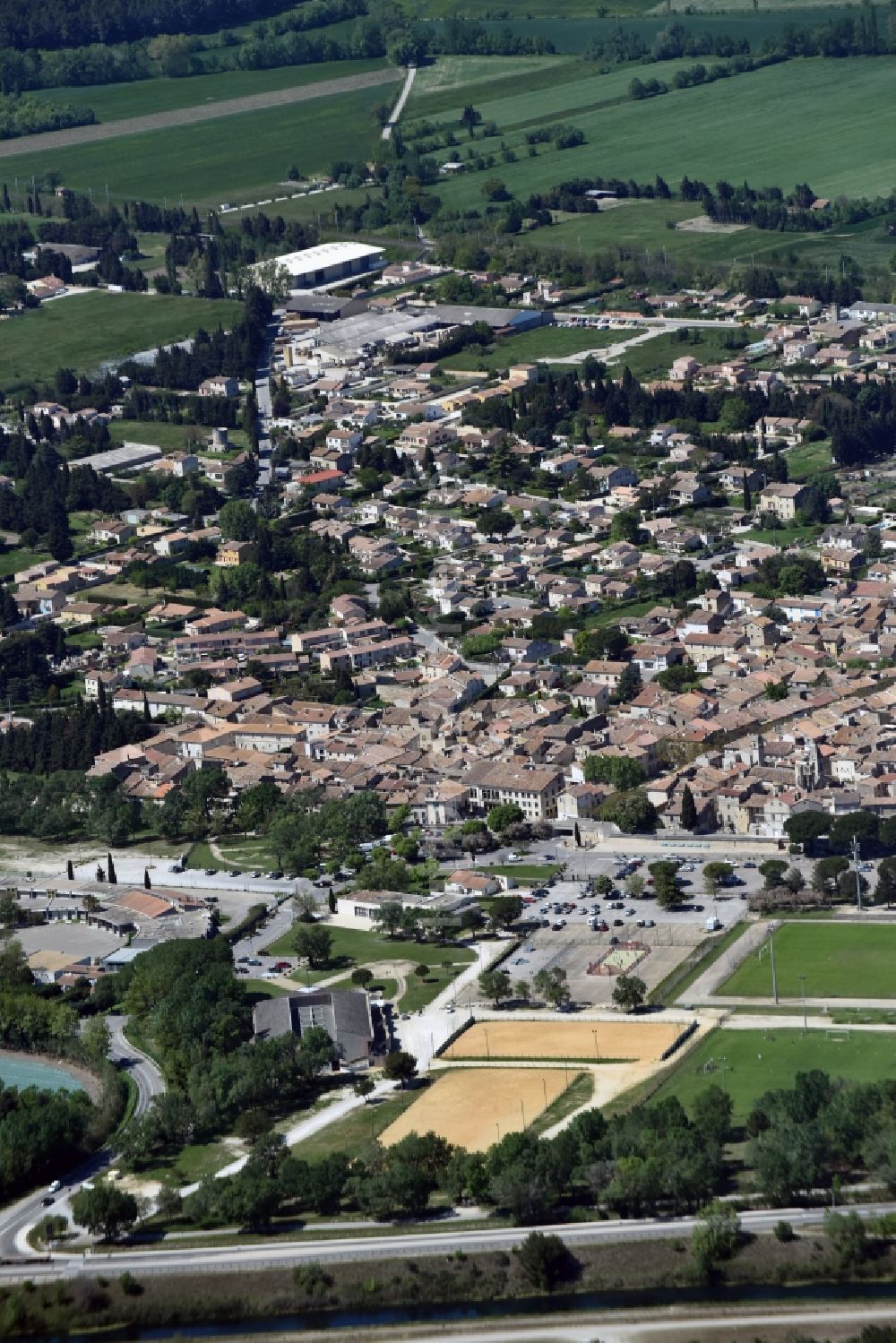 Luftaufnahme Aramon - Stadtansicht vom Innenstadtbereich in Aramon in Languedoc-Roussillon Midi-Pyrenees, Frankreich