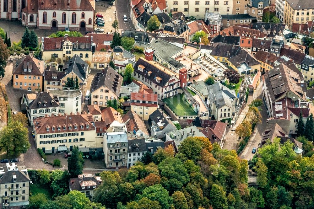 Baden-Baden von oben - Stadtansicht vom Innenstadtbereich in Baden-Baden im Bundesland Baden-Württemberg, Deutschland