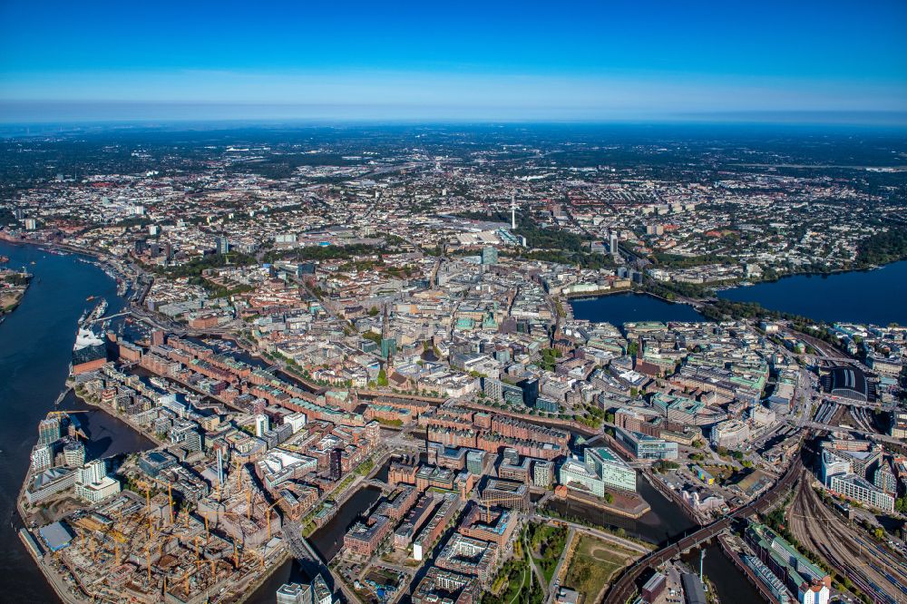 Hamburg aus der Vogelperspektive: Stadtansicht vom Innenstadtbereich Ballindamm an der Alster in Hamburg