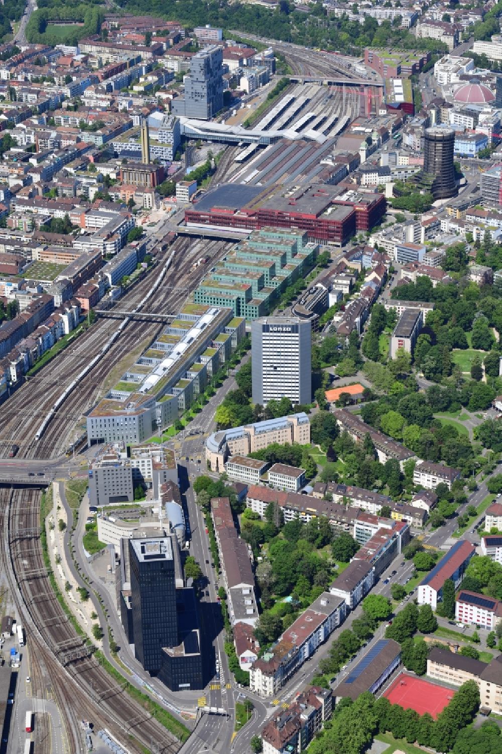 Luftaufnahme Basel - Stadtansicht vom Innenstadtbereich bei der Großpeteranlage mit dem Großpeter Turm in Basel, Schweiz