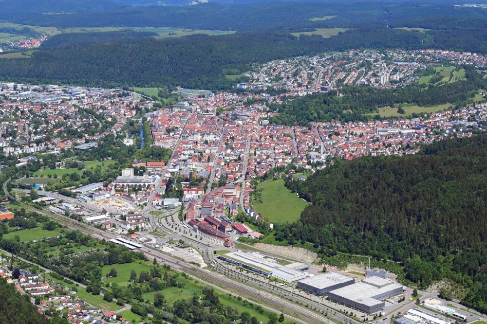 Luftbild Tuttlingen - Stadtansicht im Innenstadtbereich beim Bahnhof und Aesculap-Platz im Stadtgebiet in Tuttlingen im Bundesland Baden-Württemberg, Deutschland