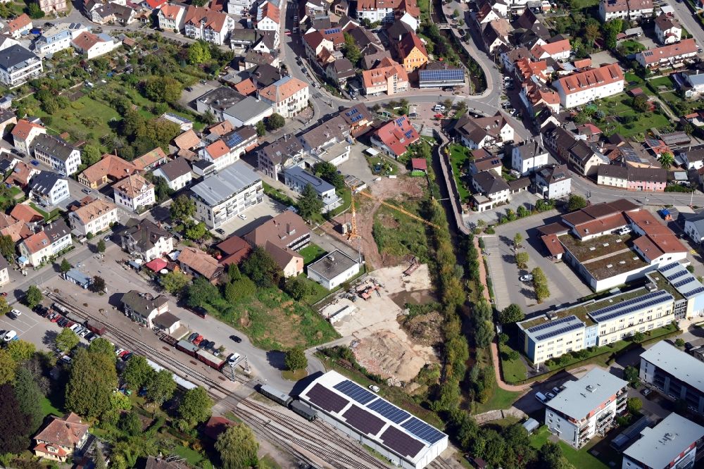 Kandern von oben - Stadtansicht vom Innenstadtbereich beim Bahnhof in Kandern im Bundesland Baden-Württemberg, Deutschland
