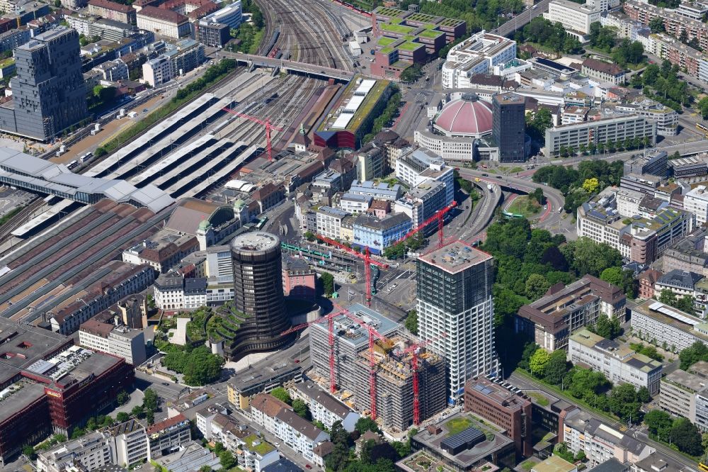 Luftaufnahme Basel - Stadtansicht vom Innenstadtbereich beim Bahnhof SBB mit den Hochhäusern BIZ Turm, Baloise, Meret Oppenheim und der Markthalle in Basel, Schweiz