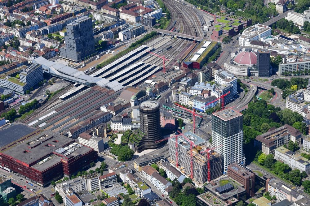 Basel von oben - Stadtansicht vom Innenstadtbereich beim Bahnhof SBB mit den Hochhäusern BIZ Turm, Baloise, Meret Oppenheim und der Markthalle in Basel, Schweiz