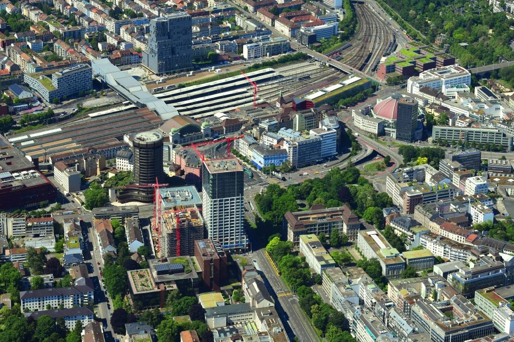 Luftbild Basel - Stadtansicht vom Innenstadtbereich beim Bahnhof SBB mit den Hochhäusern BIZ Turm, Baloise, Meret Oppenheim und der Markthalle in Basel, Schweiz