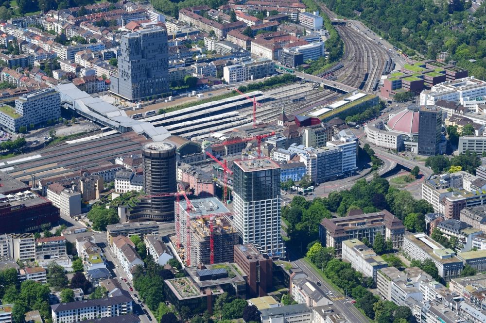Luftaufnahme Basel - Stadtansicht vom Innenstadtbereich beim Bahnhof SBB mit den Hochhäusern BIZ Turm, Baloise, Meret Oppenheim und der Markthalle in Basel, Schweiz