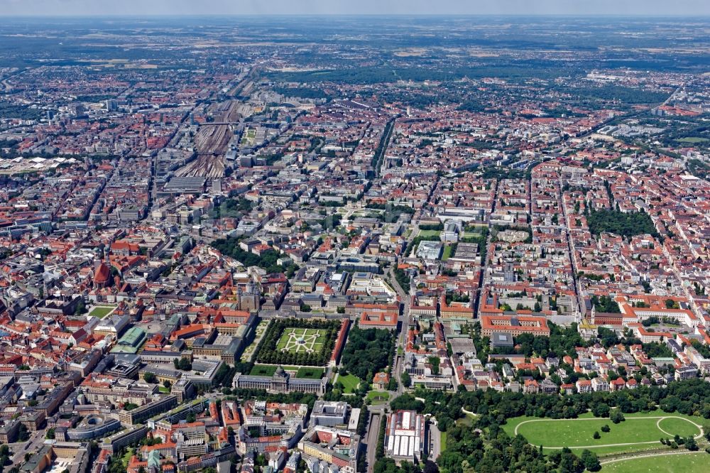 München von oben - Stadtansicht vom Innenstadtbereich beim Englischen Garten Richtung Außenbezirken im Westen in München im Bundesland Bayern, Deutschland