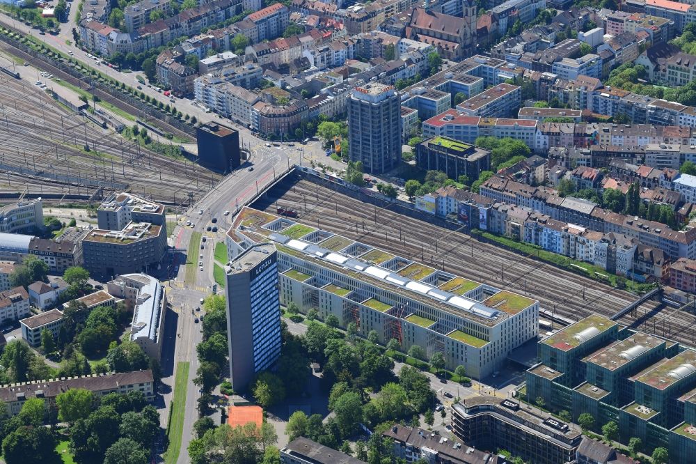 Luftaufnahme Basel - Stadtansicht vom Innenstadtbereich beim Lonza und Coop Hochhaus und den Gebäuden der Uni Bibliothek in Basel, Schweiz