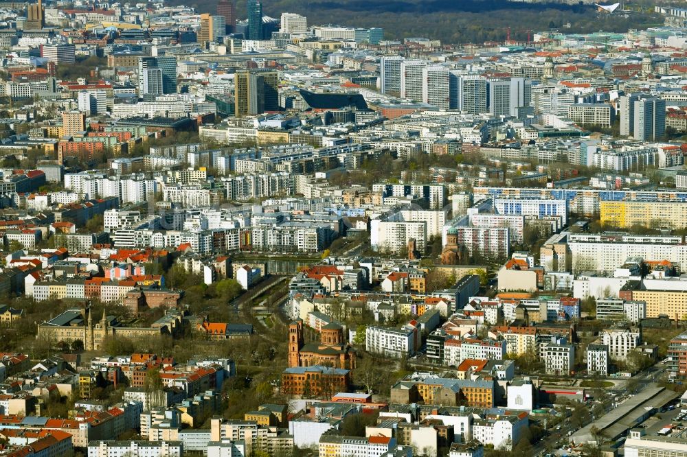 Luftaufnahme Berlin - Stadtansicht vom Innenstadtbereich über Kreuzberg mit Blick Richtung Tiergarten in Berlin, Deutschland