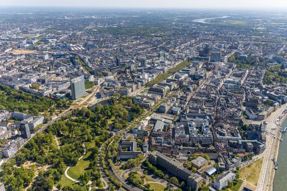 Luftbild Düsseldorf - Stadtansicht vom Innenstadtbereich mit Blick auf die Parkanlage des Hofgarten im Ortsteil Stadtmitte in Düsseldorf im Bundesland Nordrhein-Westfalen, Deutschland