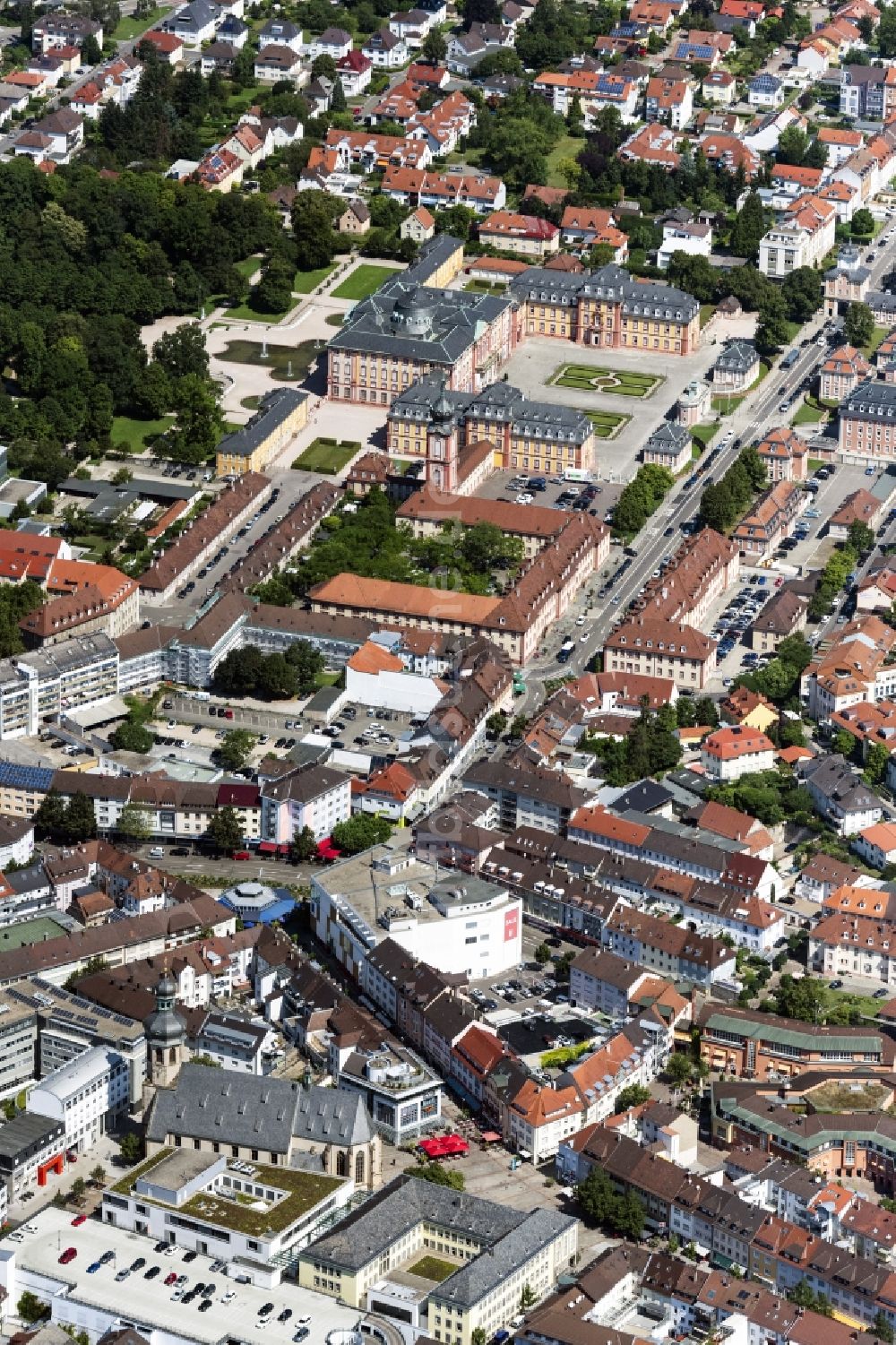 Bruchsal aus der Vogelperspektive: Stadtansicht vom Innenstadtbereich mit Blick auf Schloss Bruchsal in Bruchsal im Bundesland Baden-Württemberg, Deutschland