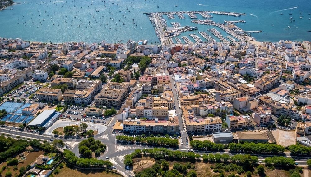 Luftaufnahme Port de Pollenca - Stadtansicht vom Innenstadtbereich an der Carrer del Llebeig - Carrer de la Tramuntana entlang der Ma-2200 in Port de Pollenca in Balearische Insel Mallorca, Spanien