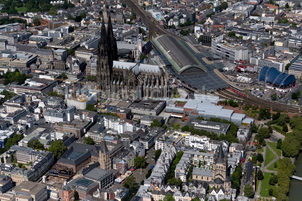 Köln aus der Vogelperspektive: Stadtansicht vom Innenstadtbereich mit Dom und Hauptbahnhof in Köln im Bundesland Nordrhein-Westfalen, Deutschland