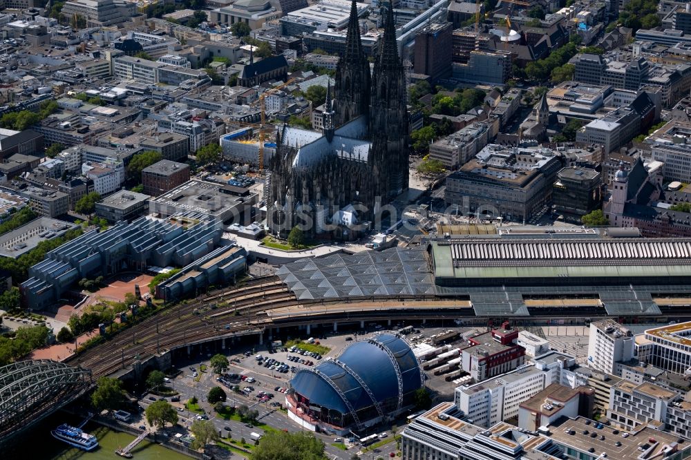 Luftbild Köln - Stadtansicht vom Innenstadtbereich mit Dom und Hauptbahnhof in Köln im Bundesland Nordrhein-Westfalen, Deutschland