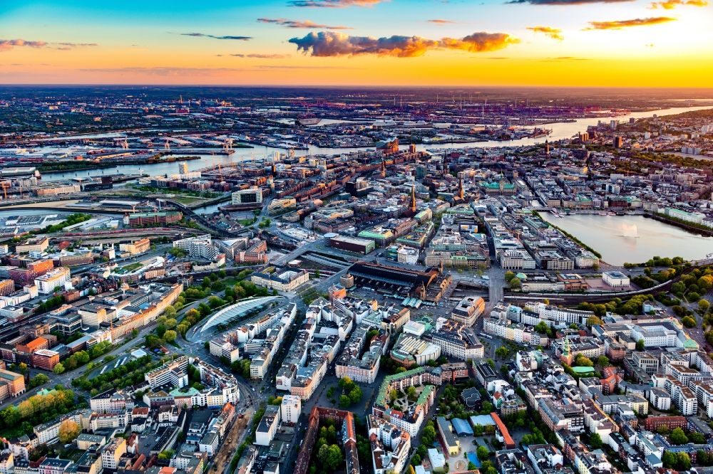 Luftbild Hamburg - Stadtansicht vom Innenstadtbereich entlang der Adenauerallee und Kurt-Schumacher-Allee im Ortsteil Sankt Georg in Hamburg, Deutschland