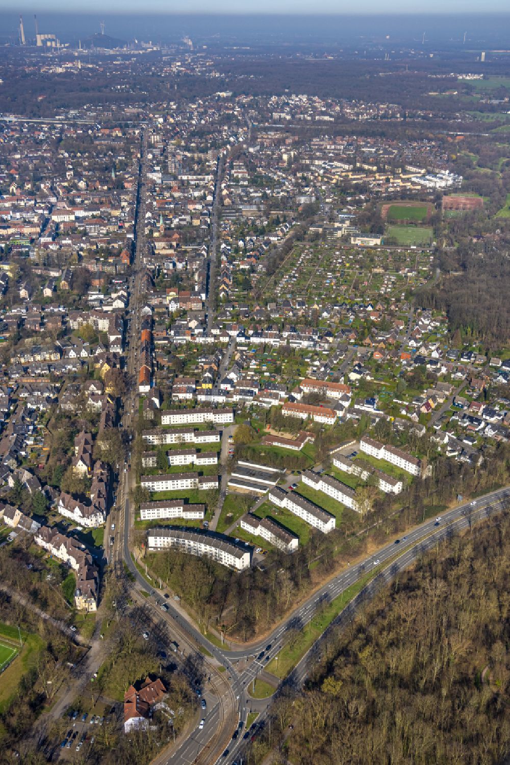 Luftaufnahme Gelsenkirchen - Stadtansicht vom Innenstadtbereich entlang der Cranger Straße in Gelsenkirchen im Bundesland Nordrhein-Westfalen, Deutschland