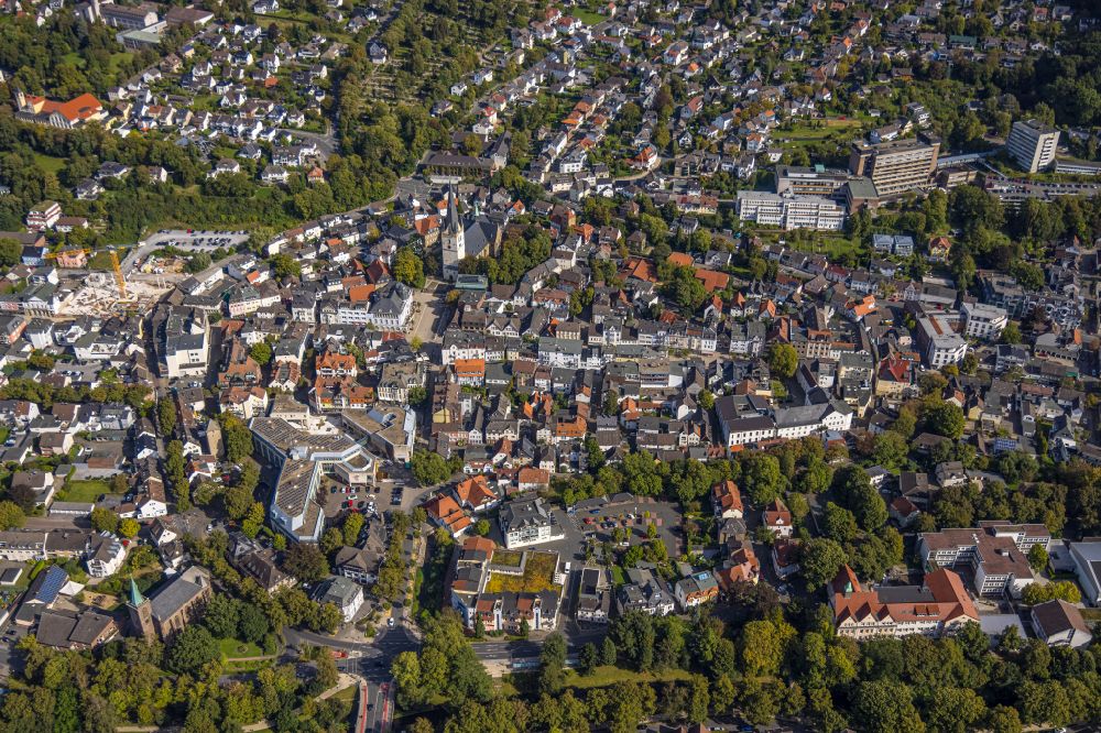 Luftbild Menden (Sauerland) - Stadtansicht vom Innenstadtbereich entlang der Hauptstraße in Menden (Sauerland) im Bundesland Nordrhein-Westfalen, Deutschland