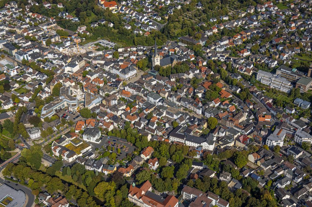 Luftbild Menden (Sauerland) - Stadtansicht vom Innenstadtbereich entlang der Hauptstraße in Menden (Sauerland) im Bundesland Nordrhein-Westfalen, Deutschland