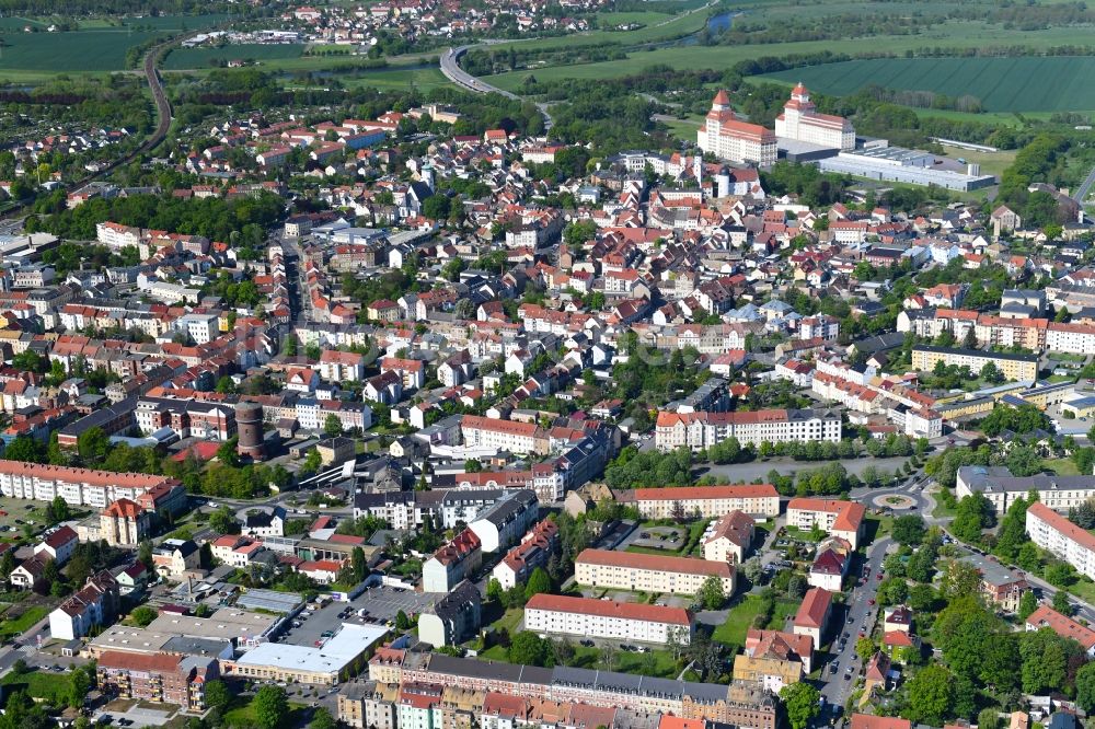 Wurzen von oben - Stadtansicht vom Innenstadtbereich entlang der Straße des Friedens - Friedrich-Ebert-Straße in Wurzen im Bundesland Sachsen, Deutschland
