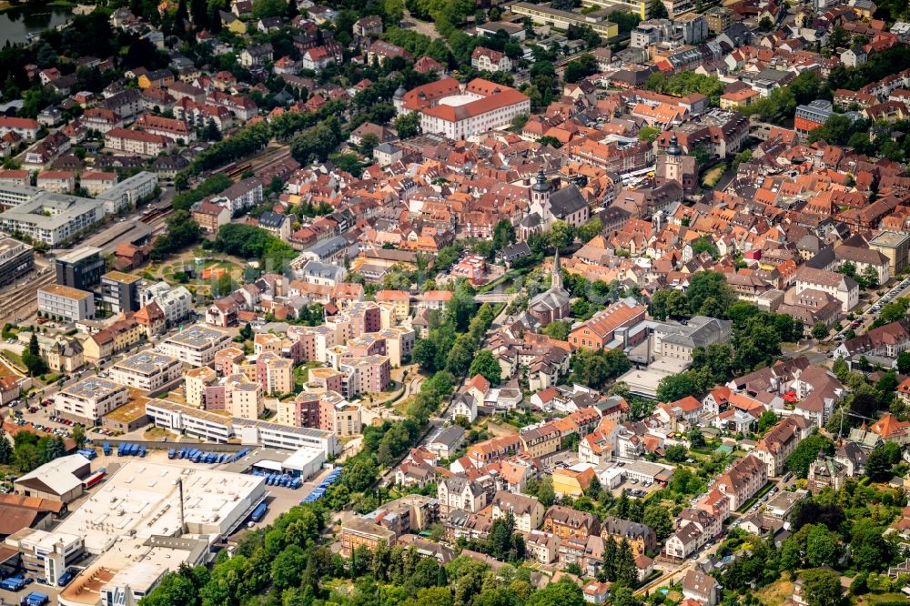 Luftaufnahme Ettlingen - Stadtansicht vom Innenstadtbereich in Ettlingen im Bundesland Baden-Württemberg, Deutschland