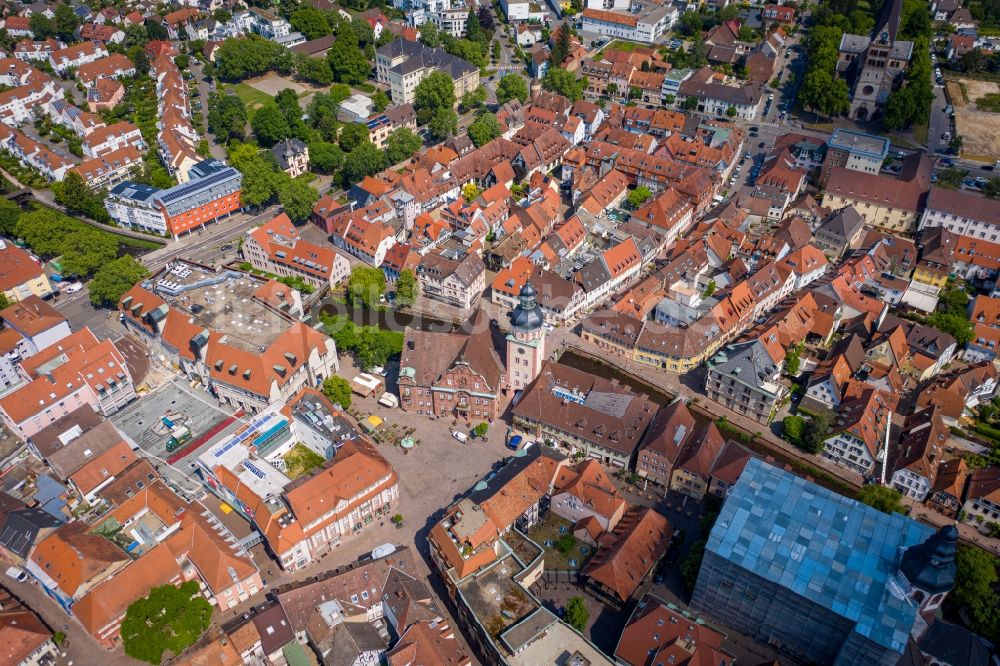 Luftbild Ettlingen - Stadtansicht vom Innenstadtbereich in Ettlingen im Bundesland Baden-Württemberg, Deutschland