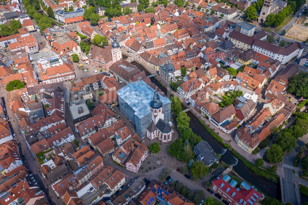 Luftaufnahme Ettlingen - Stadtansicht vom Innenstadtbereich in Ettlingen im Bundesland Baden-Württemberg, Deutschland