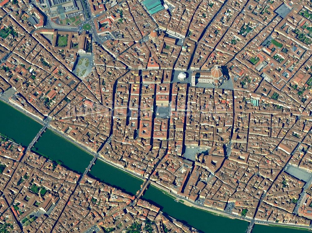 Florenz aus der Vogelperspektive: Stadtansicht vom Innenstadtbereich in Florenz in Italien