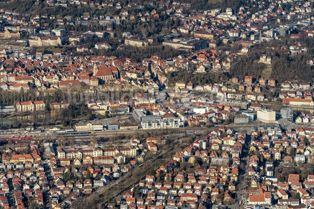 Luftaufnahme Tübingen - Stadtansicht vom Innenstadtbereich und Flussverlaufes des Neckar in Tübingen im Bundesland Baden-Württemberg, Deutschland