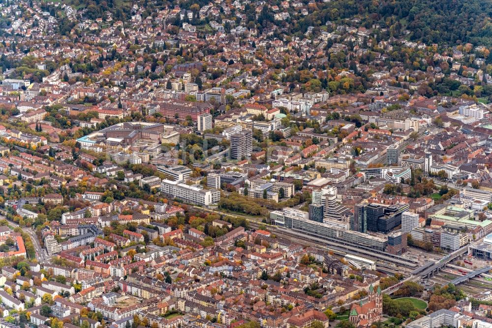 Freiburg im Breisgau aus der Vogelperspektive: Stadtansicht vom Innenstadtbereich in Freiburg im Breisgau im Bundesland Baden-Württemberg