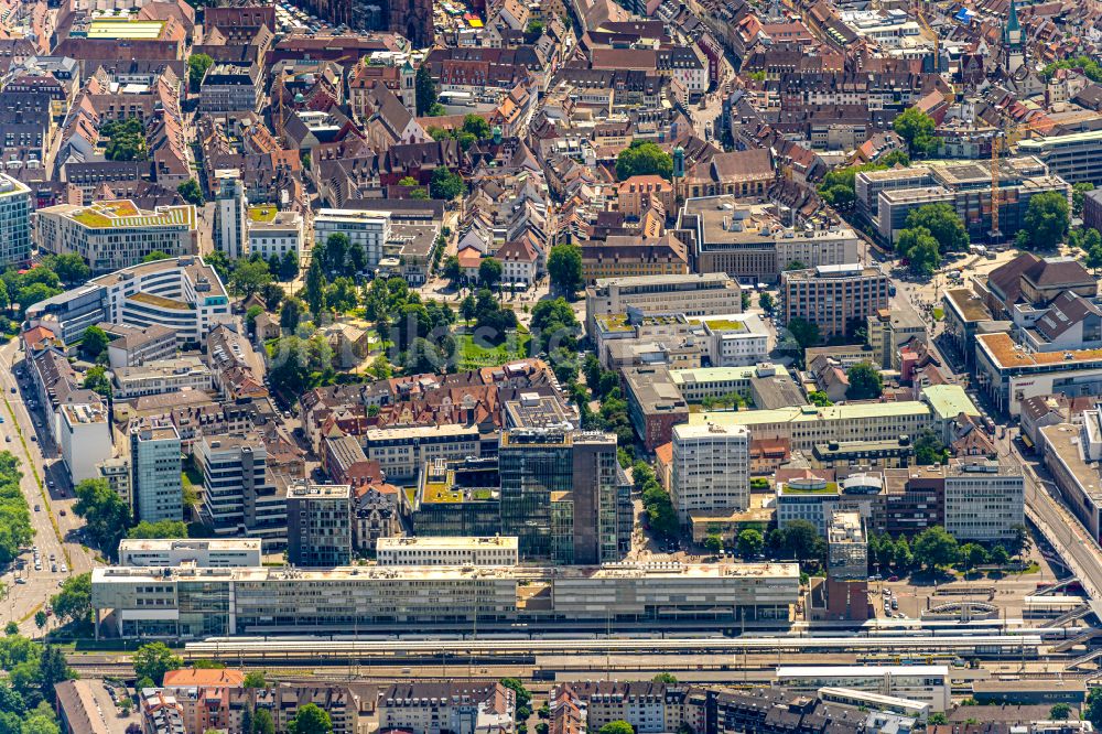 Luftaufnahme Freiburg im Breisgau - Stadtansicht vom Innenstadtbereich in Freiburg im Breisgau im Bundesland Baden-Württemberg
