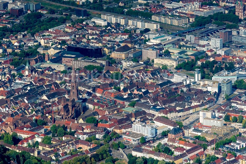 Freiburg im Breisgau aus der Vogelperspektive: Stadtansicht vom Innenstadtbereich in Freiburg im Breisgau im Bundesland Baden-Württemberg, Deutschland