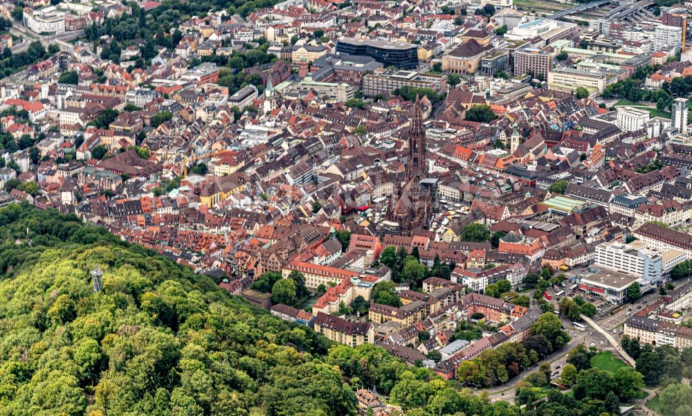 Freiburg im Breisgau aus der Vogelperspektive: Stadtansicht vom Innenstadtbereich in Freiburg im Breisgau im Bundesland Baden-Württemberg, Deutschland