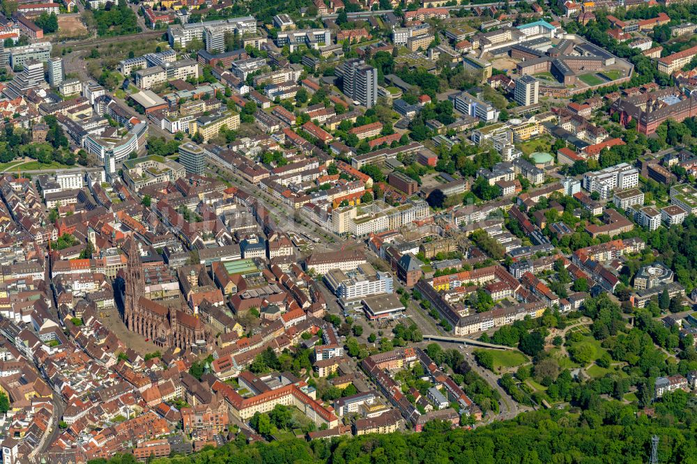 Freiburg im Breisgau von oben - Stadtansicht vom Innenstadtbereich in Freiburg im Breisgau im Bundesland Baden-Württemberg, Deutschland