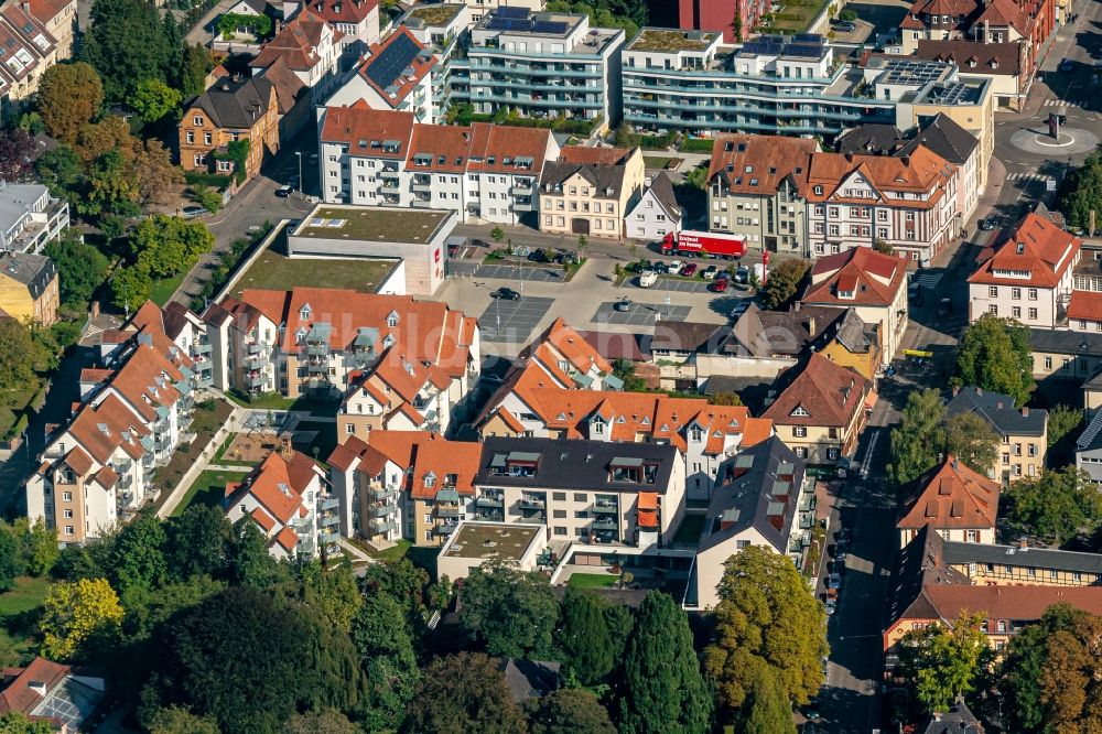 Luftaufnahme Lahr/Schwarzwald - Stadtansicht vom Innenstadtbereich Friedhof und Kaiserstrasse in Lahr/Schwarzwald im Bundesland Baden-Württemberg, Deutschland