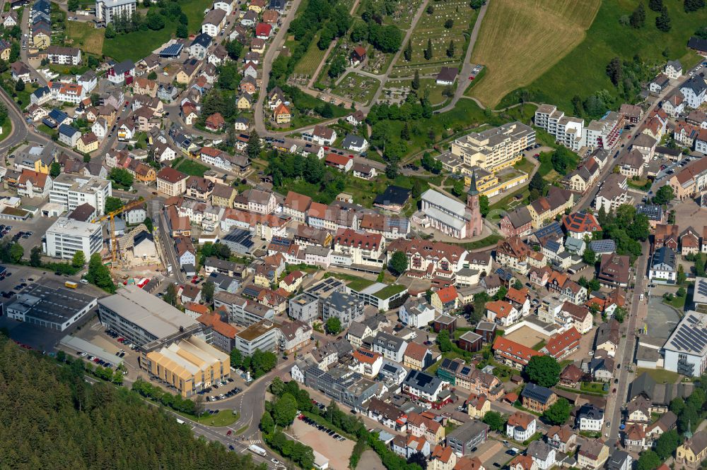 Luftaufnahme Furtwangen im Schwarzwald - Stadtansicht vom Innenstadtbereich in Furtwangen im Schwarzwald im Bundesland Baden-Württemberg, Deutschland