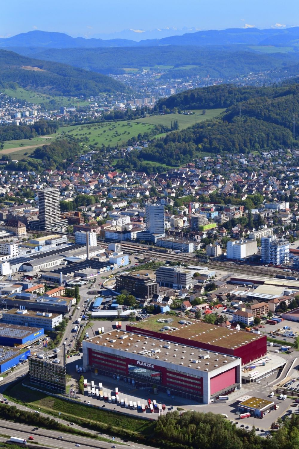 Luftaufnahme Pratteln - Stadtansicht vom Innenstadtbereich und Gewerbegebiet in Pratteln im Kanton Basel-Landschaft, Schweiz