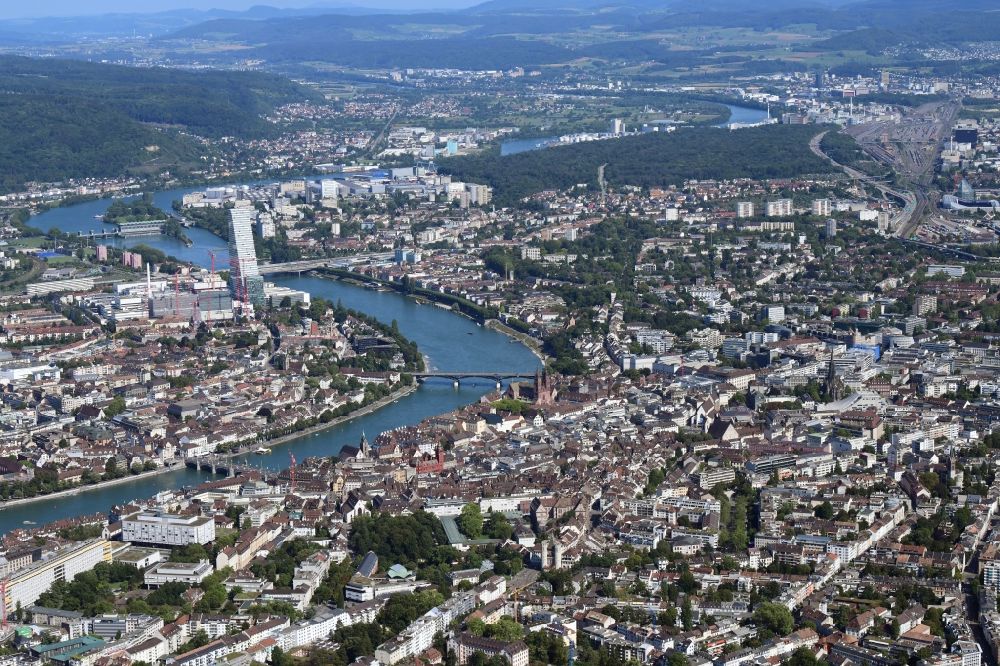 Luftbild Basel - Stadtansicht vom Innenstadtbereich Grossbasel mit der Altstadt rechts und Kleinbasel links am Rhein in Basel, Schweiz
