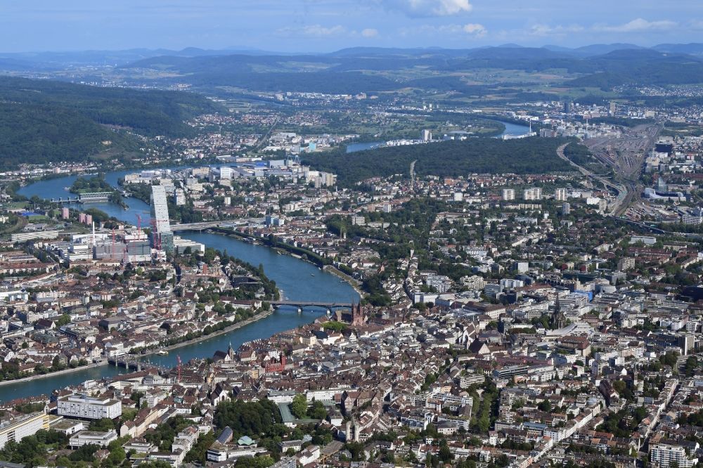 Luftaufnahme Basel - Stadtansicht vom Innenstadtbereich Grossbasel mit der Altstadt rechts und Kleinbasel links am Rhein in Basel, Schweiz