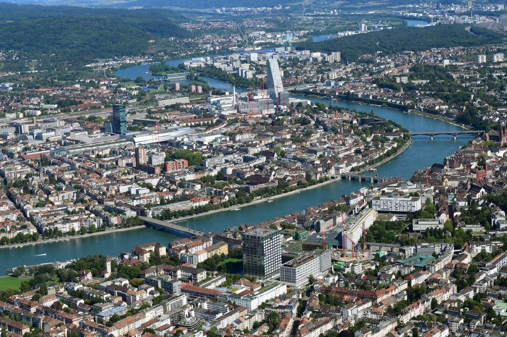 Basel von oben - Stadtansicht vom Innenstadtbereich Grossbasel rechts und Kleinbasel links am Rhein in Basel, Schweiz
