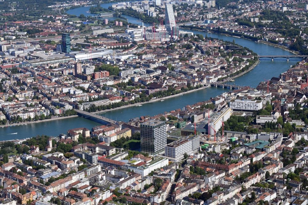Basel aus der Vogelperspektive: Stadtansicht vom Innenstadtbereich Grossbasel rechts und Kleinbasel links am Rhein in Basel, Schweiz