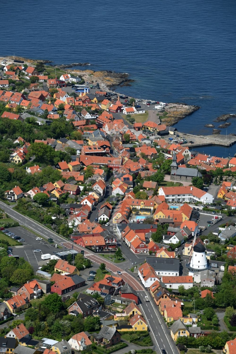 Luftbild Gudhjem - Stadtansicht vom Innenstadtbereich in Gudhjem in Region Hovedstaden, Dänemark