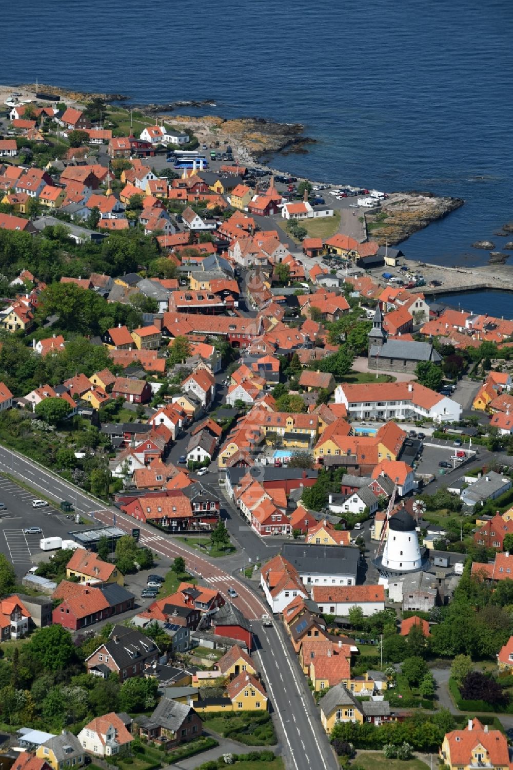 Luftaufnahme Gudhjem - Stadtansicht vom Innenstadtbereich in Gudhjem in Region Hovedstaden, Dänemark
