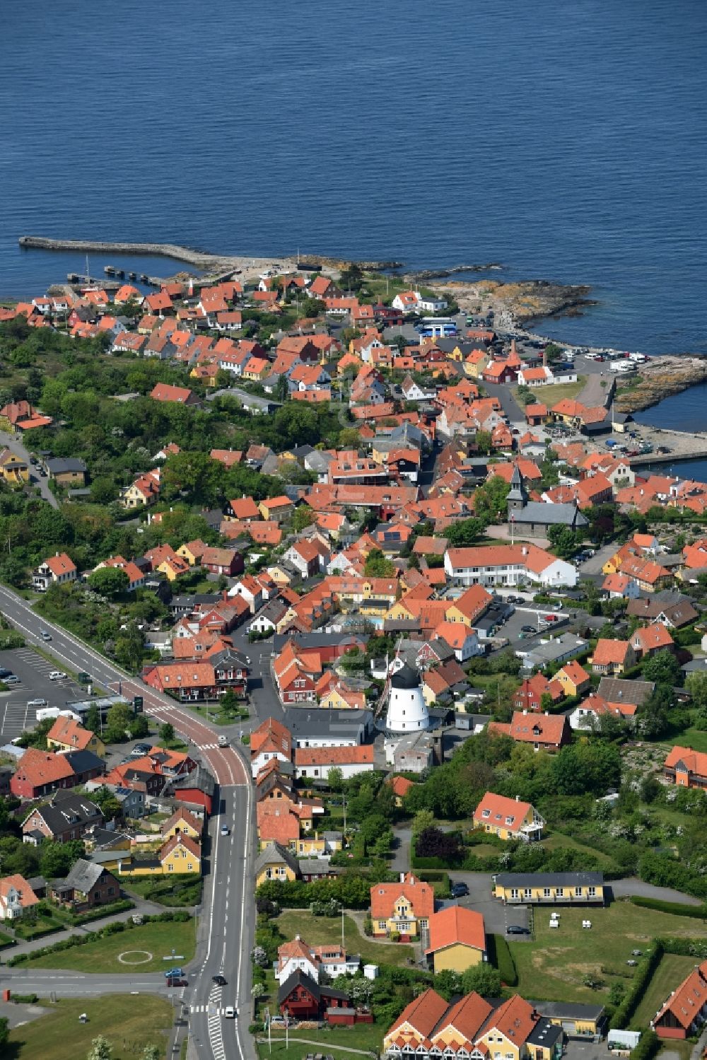 Gudhjem von oben - Stadtansicht vom Innenstadtbereich in Gudhjem in Region Hovedstaden, Dänemark