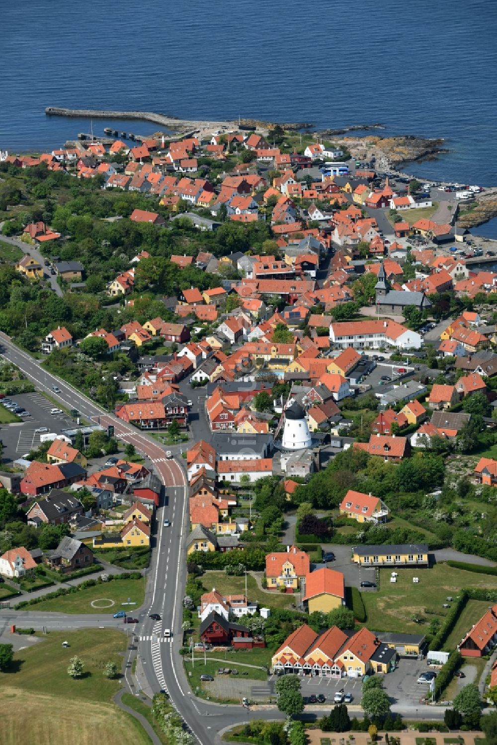 Gudhjem aus der Vogelperspektive: Stadtansicht vom Innenstadtbereich in Gudhjem in Region Hovedstaden, Dänemark