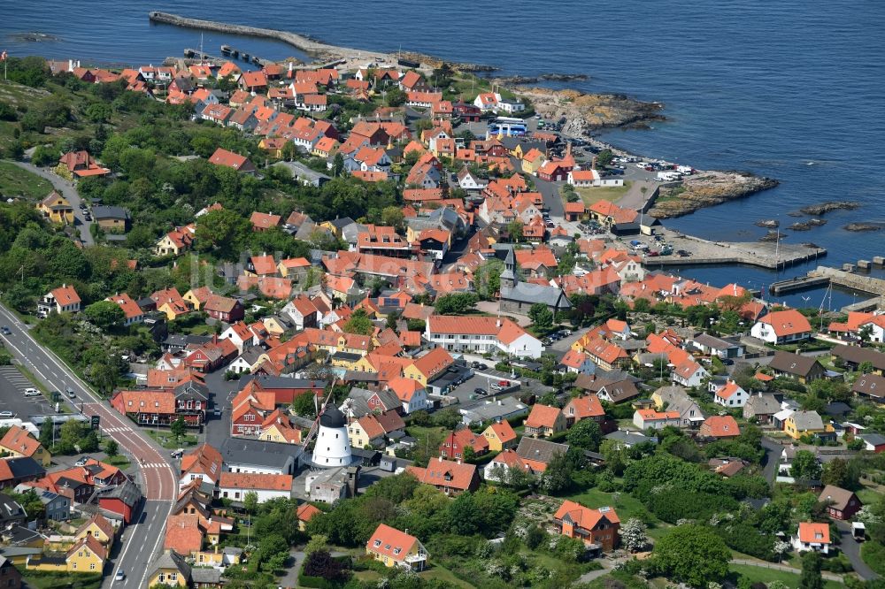 Luftbild Gudhjem - Stadtansicht vom Innenstadtbereich in Gudhjem in Region Hovedstaden, Dänemark